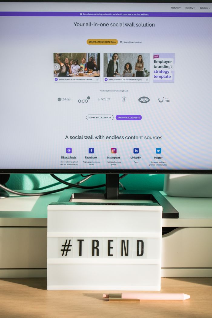 Vue verticale d’un écran d’ordinateur affichant un panneau de tendance sur les réseaux sociaux sur un bureau moderne.